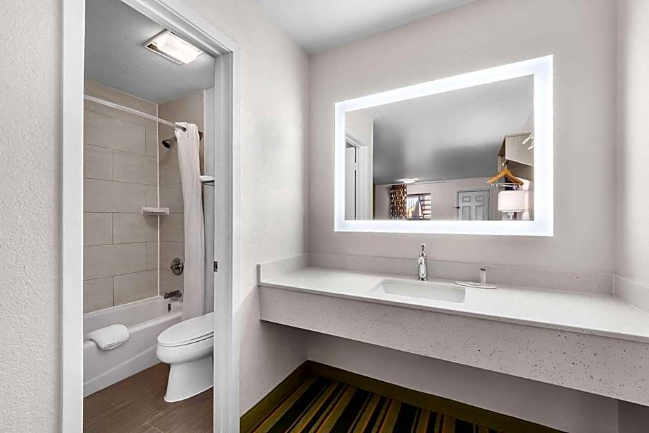 Super 8 by Wyndham Pleasanton