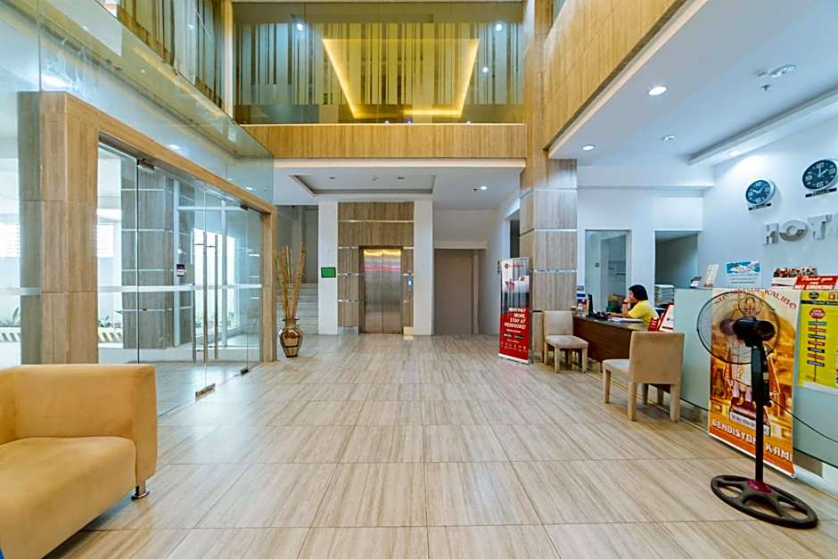 RedDoorz Plus near Gaisano Mall Kalibo - Vaccinated Staff