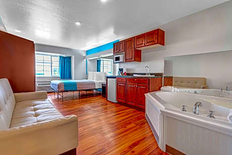 1 Queen Bed | Suite, Nsmk, Hot Tub, Micfridge