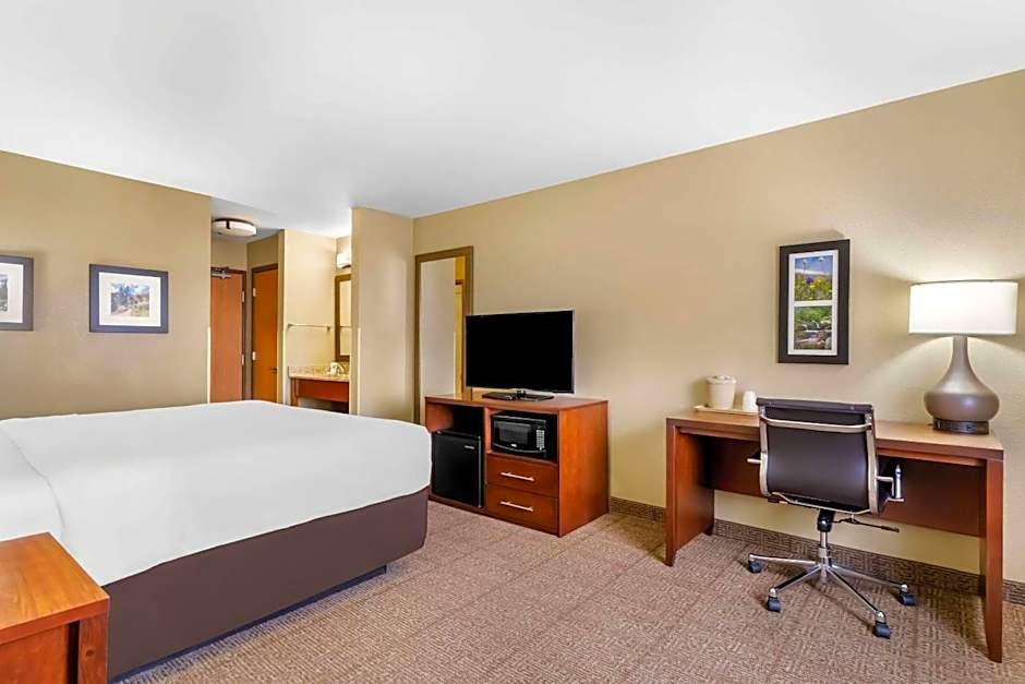 Comfort Inn & Suites Near University of Wyoming