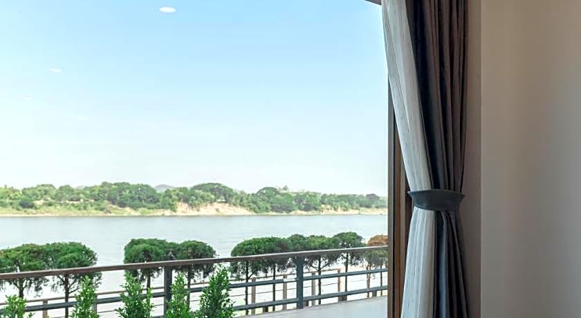 Chiangkhan River Walk Hotel