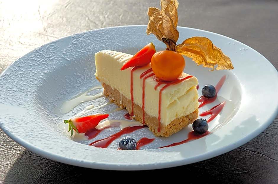 Hollytree Hotel and Swimming pool