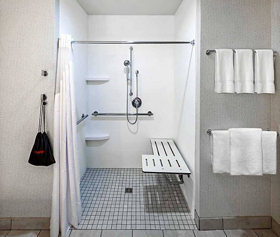 Holiday Inn Express & Suites Coffeyville By IHG