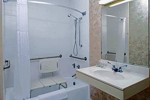 Travelodge by Wyndham Lincoln Airport I-80