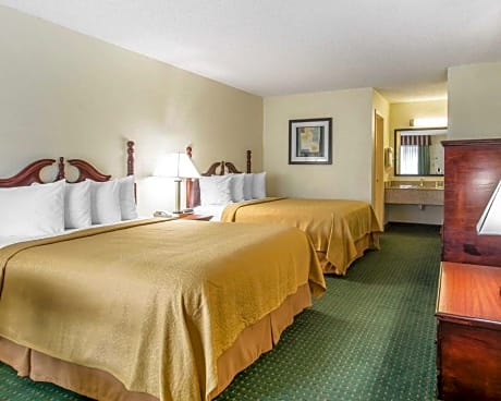 Queen Room with Two Queen Beds - Smoking