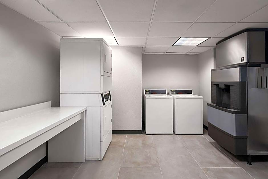 La Quinta Inn & Suites by Wyndham Greensboro