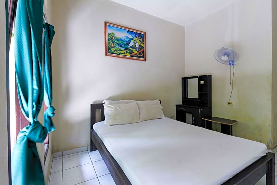 RedDoorz at Saren Anyar Homestay Lukluk