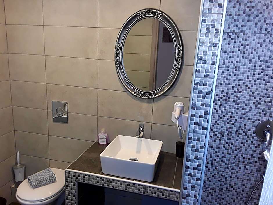 Azalea Studios & Apartments – Kamari, UT