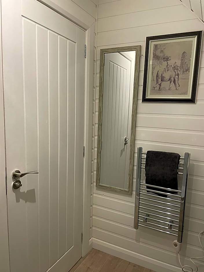 Paddock Pod - Sleeps 4 & Roofed Over Private Hot Tub & NEW SAUNA