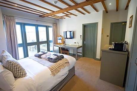 Lincoln Red with Hot Tub