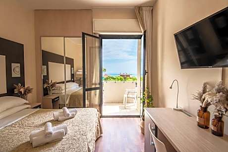 Quadruple Room with Sea View