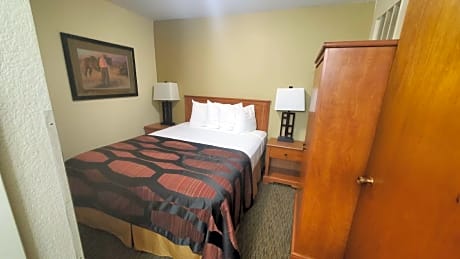 2 QUEEN BEDS,NSMK,MICFRIG,HSIA,IRON, HAIR,COFMKR,FULL BREAKFAST