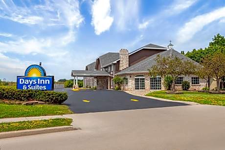 Days Inn & Suites by Wyndham Kaukauna WI
