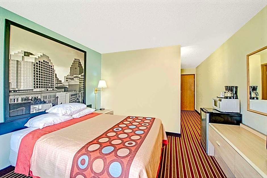Super 8 by Wyndham San Antonio/Fiesta