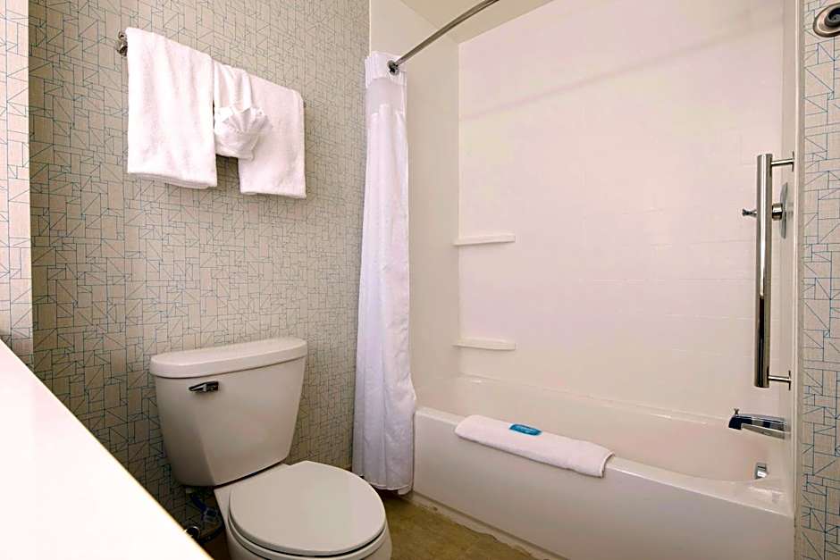 Holiday Inn Express & Suites Gaylord By IHG