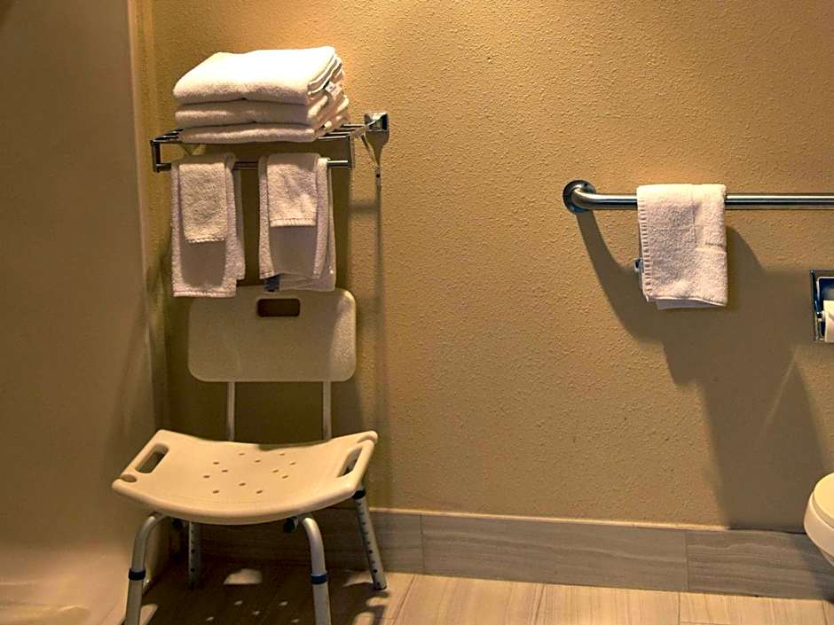 Quality Inn & Suites Brooks Louisville South