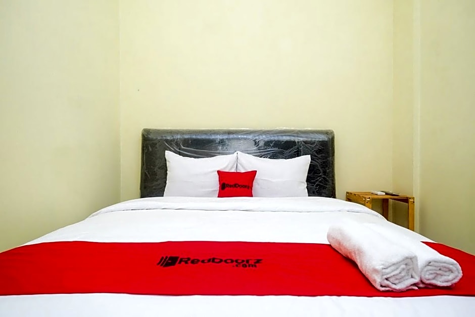 RedDoorz near Tirtonadi Park Solo