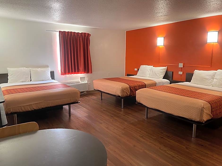 Regal 8 Inn & Suites