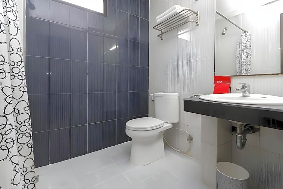 RedDoorz Plus @ Grand Populer Hotel Makassar