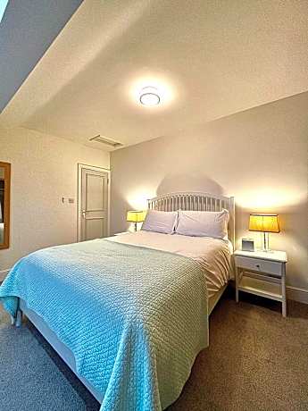 Superior One-Bedroom Apartment - Top Floor