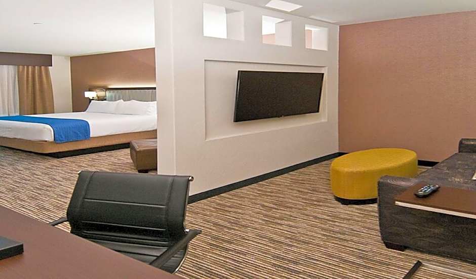 Photo 1 of 2 of 1 King Bed with Sofabed Suite