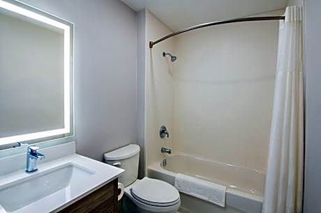 Queen Room with Two Queen Beds and Bathtub - Non-Smoking