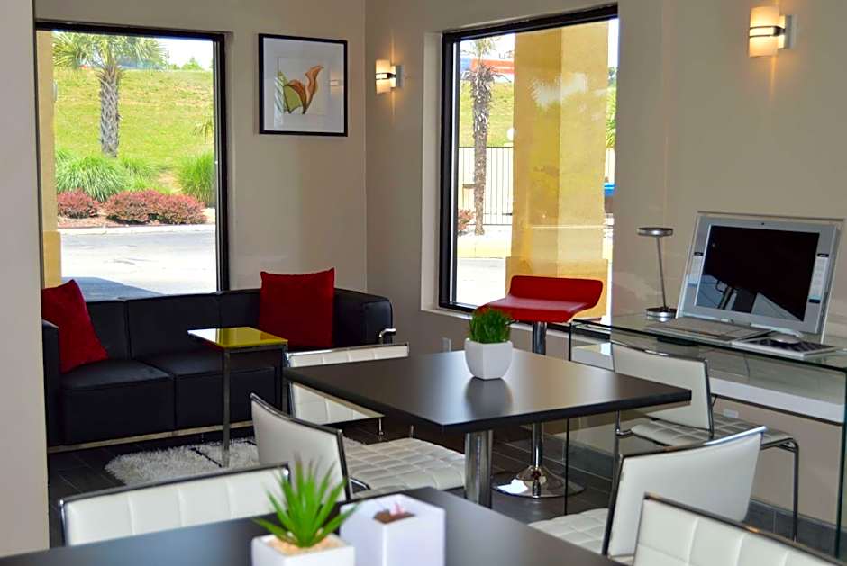 Super 8 by Wyndham Stockbridge