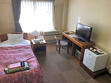 Single Room with Shared Bathroom - Non-Smoking