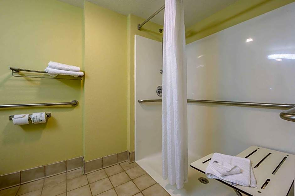 Econo Lodge Inn & Suites Triadelphia - Wheeling