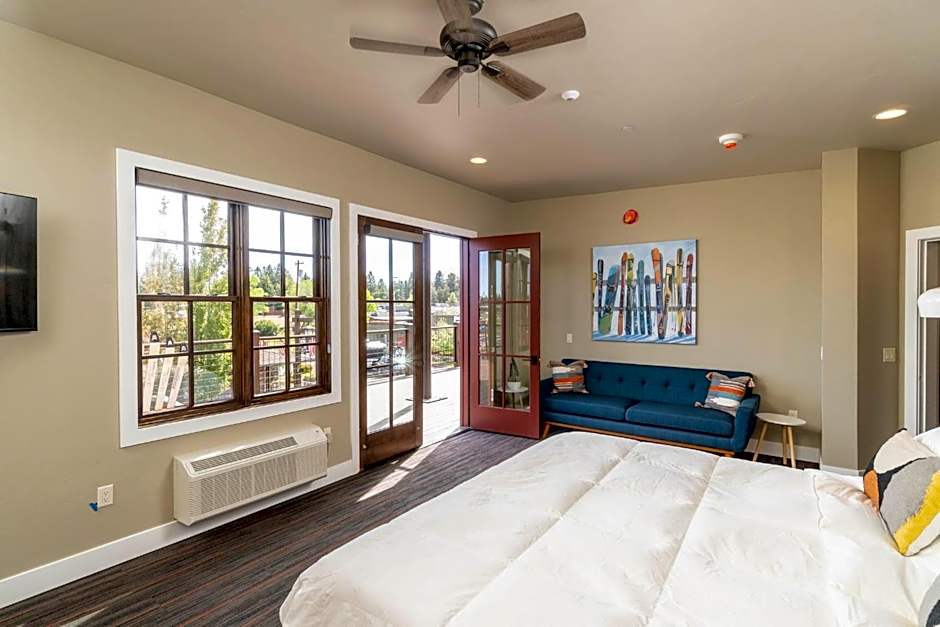 Ski Inn Taphouse Hotel