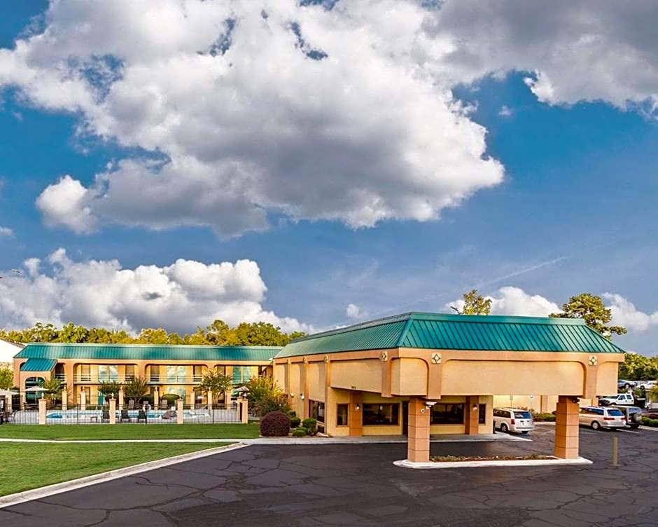 Photo 1 of 28 of Quality Inn Macon West