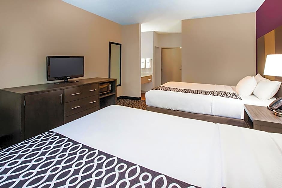 La Quinta Inn & Suites by Wyndham Indianapolis North At Pyramids