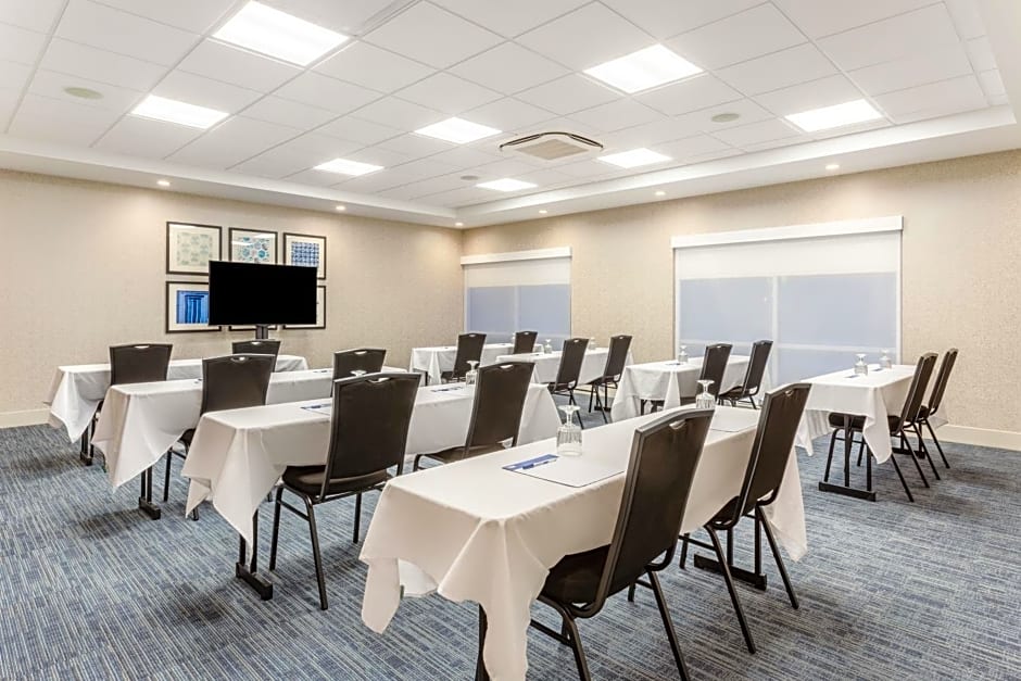 Holiday Inn Express & Suites - Springfield North, an IHG Hotel