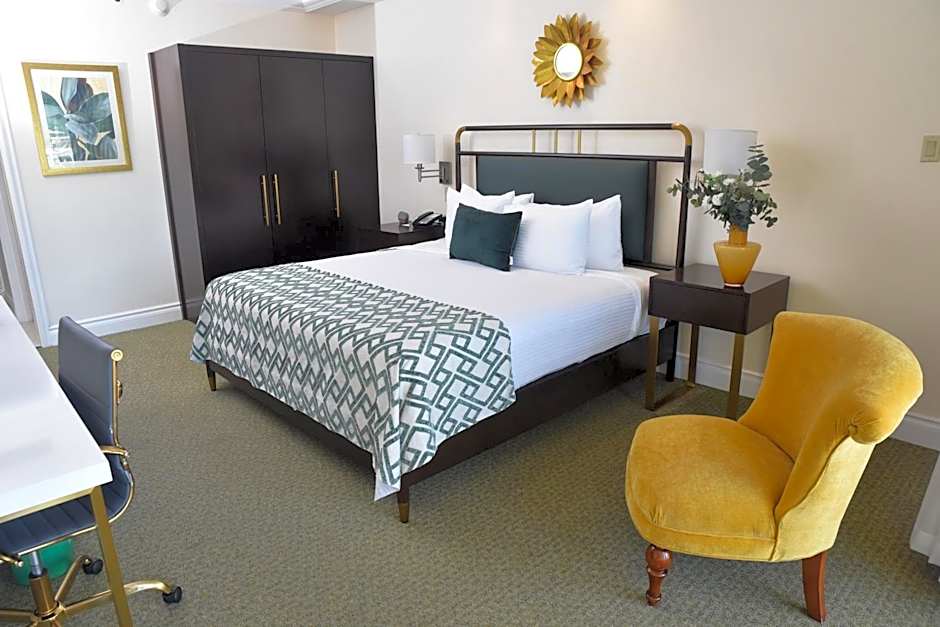 Courtleigh Hotel & Suites