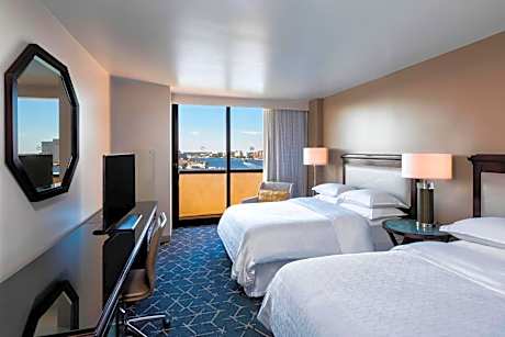 Deluxe Queen Room with Harbor View and Roll-In Shower - Mobility Accessible