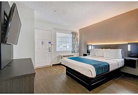 1 King Bed | Non-Smoking