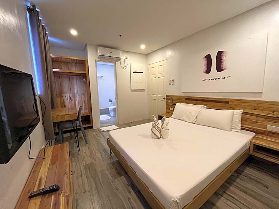 Photo 1 of 4 of Deluxe 1 Queen Bed