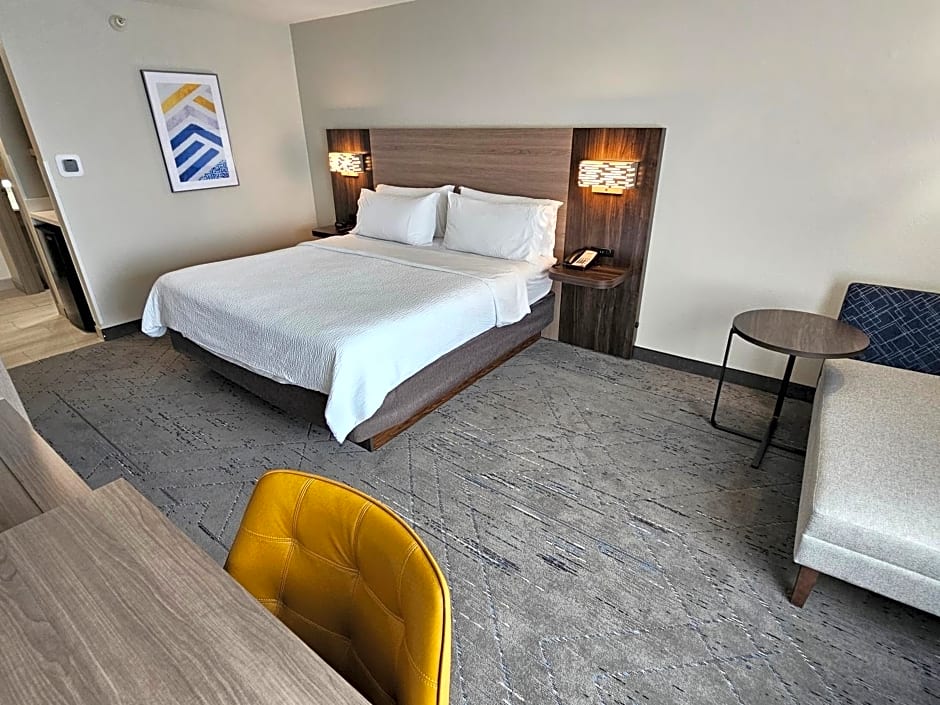 Holiday Inn Express Hotel & Suites Cincinnati-Blue Ash By IHG