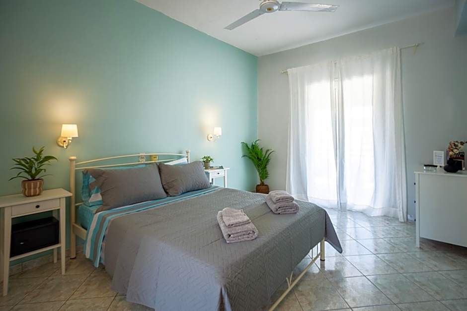 Royal Jelly Suites - Renovated Suites with Pool Just 5 Minutes walk from the Beach By Villa Mana Gers