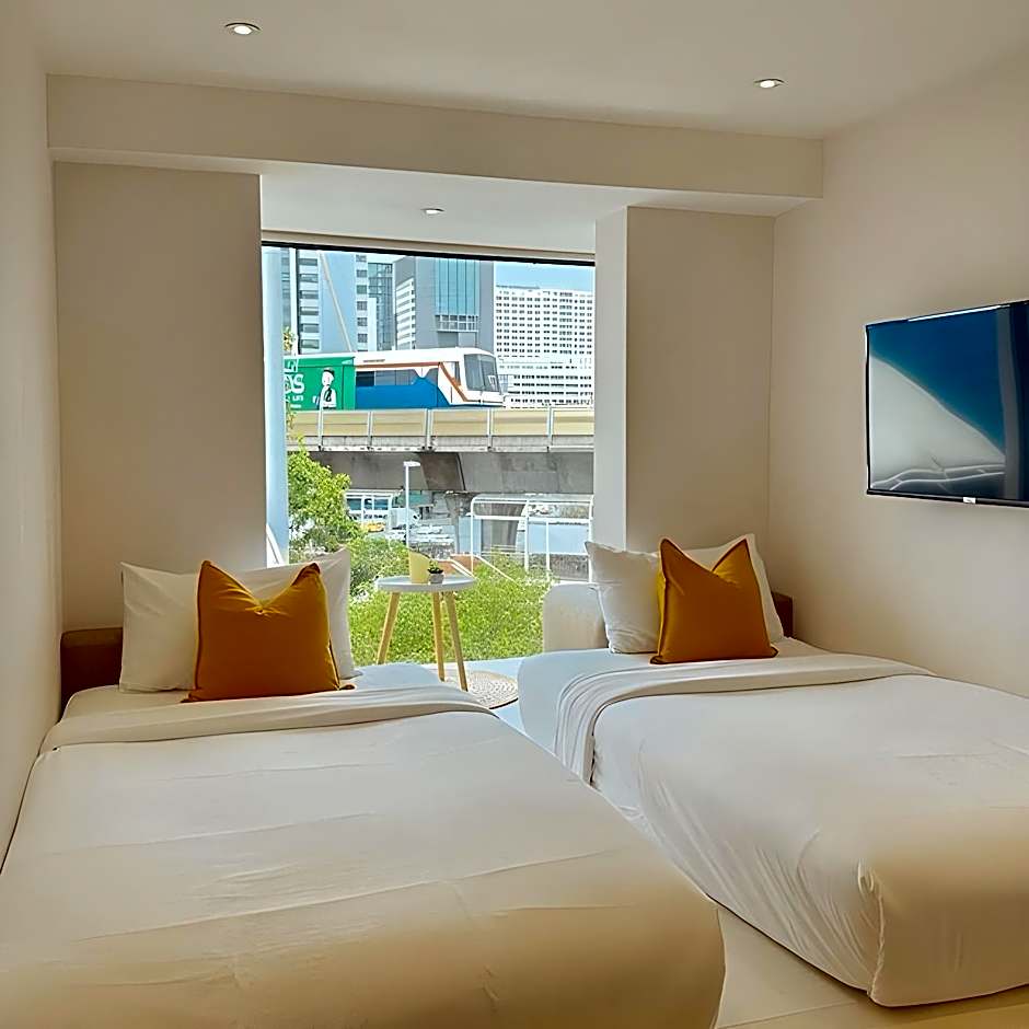 YELLO ROOMS Victory Monument