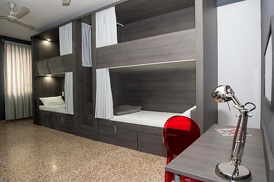 Quart Youth Hostel & Apartments