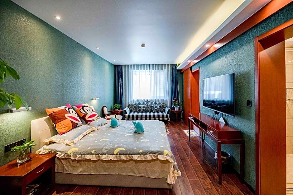 Photo 1 of 12 of Deluxe Family 1 King Bed