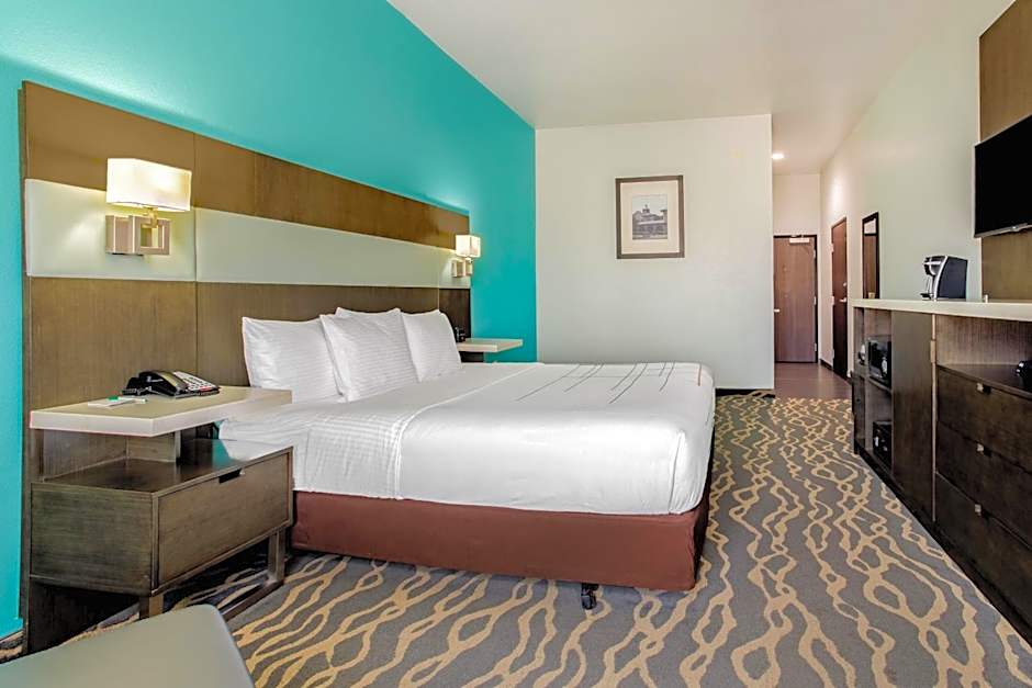 La Quinta Inn & Suites by Wyndham Northlake Ft. Worth
