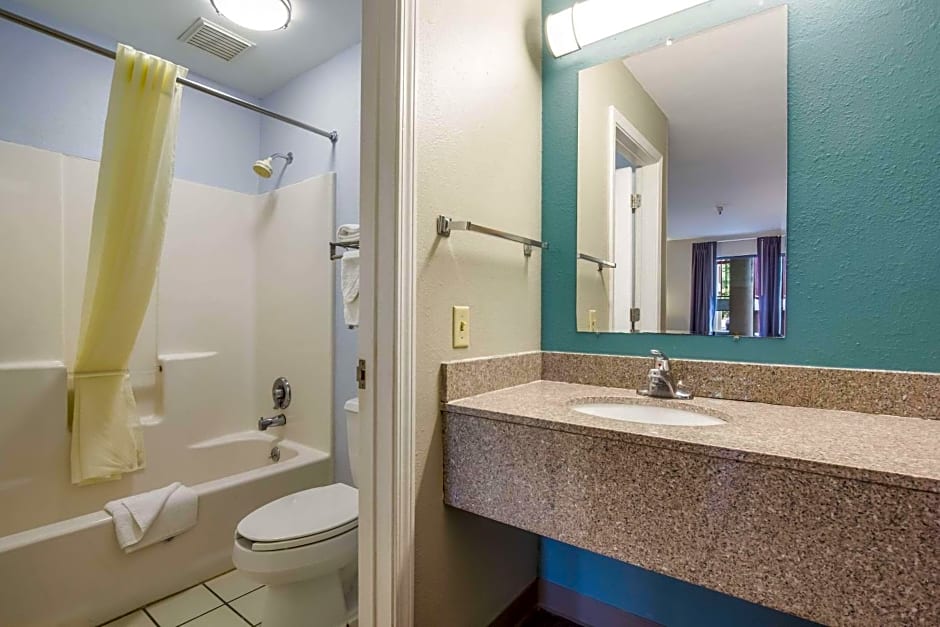 Econo Lodge Inn & Suites I-65
