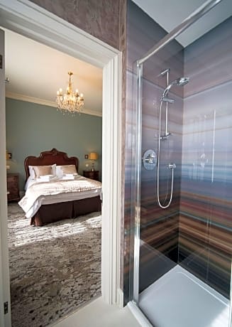 Double room-Premium-Ensuite with Shower-Street View-Bedroom 8