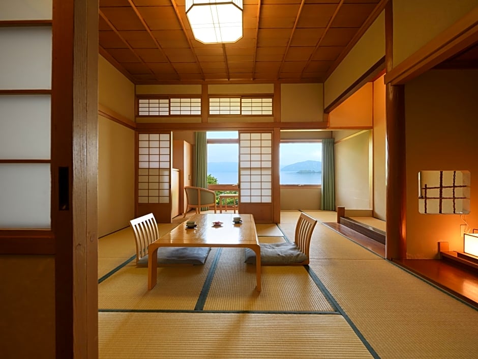 Foto 1 di 5 di Japanese Style Room with Shared Bathroom - Non-Smoking