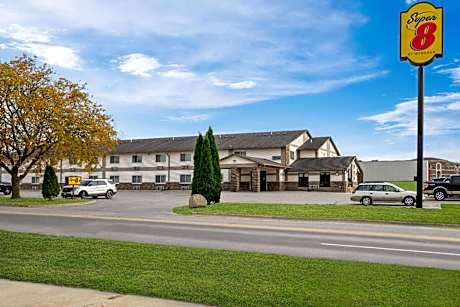 Super 8 by Wyndham Waverly