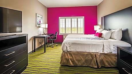 King Room with Roll-In Shower - Mobility Access