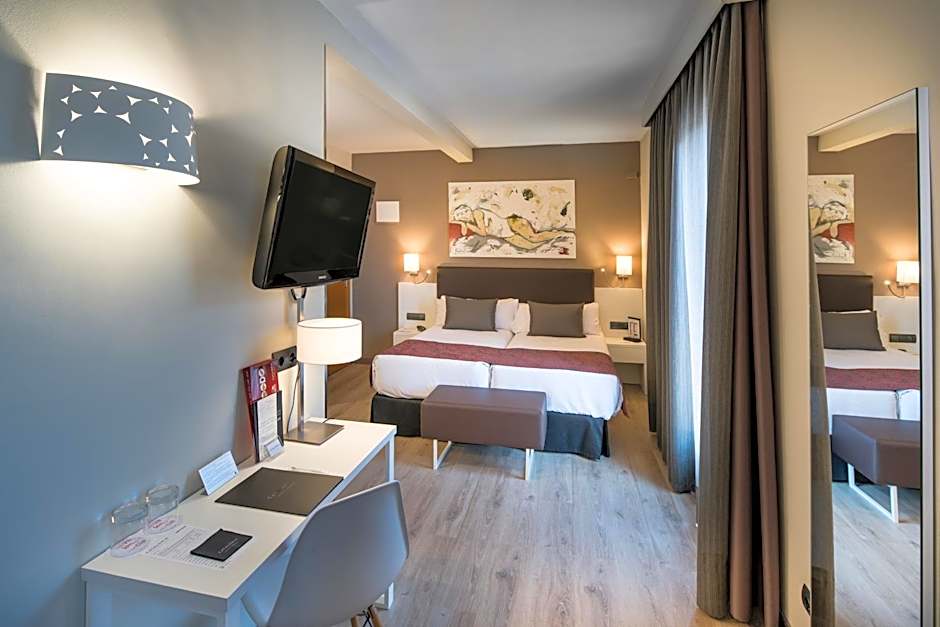Catalonia Castellnou Hotel