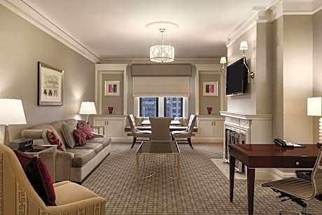 Fairmont Gold One Bedroom King Suite One King with Lounge Access